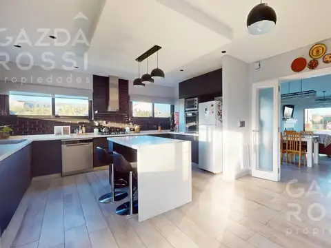 Casa en Venta con 2 cocheras