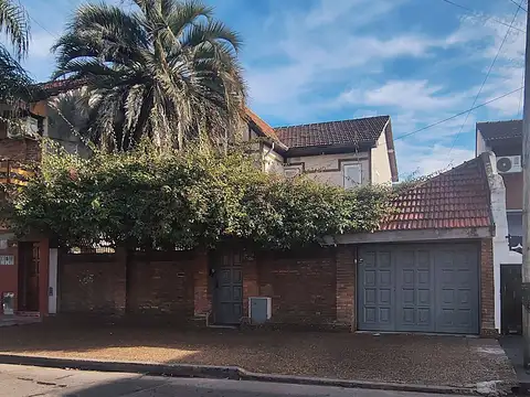 IMPORTANTE PROPIEDAD CON 5 DORMITORIOS, JARDÍN Y GARAGE