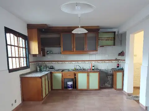 Casa en Alquiler con 2 cocheras
