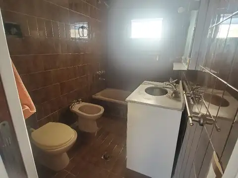 Casa en Alquiler con 2 cocheras