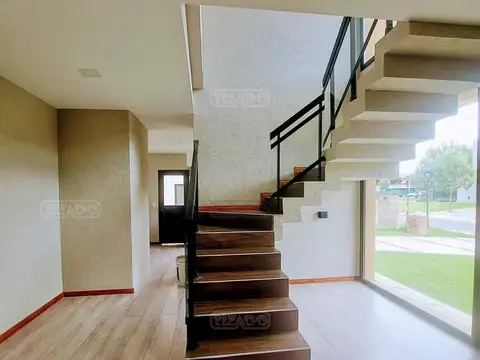 Casa 4 ambientes con 5 baños