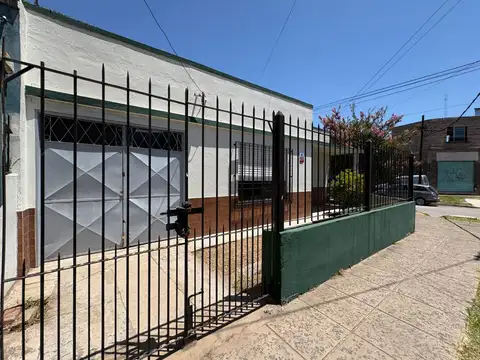 Casa 3 Ambientes Venta - Solano Cochera y Patio