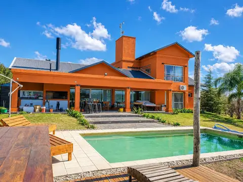 Casa en Venta con 2 cocheras