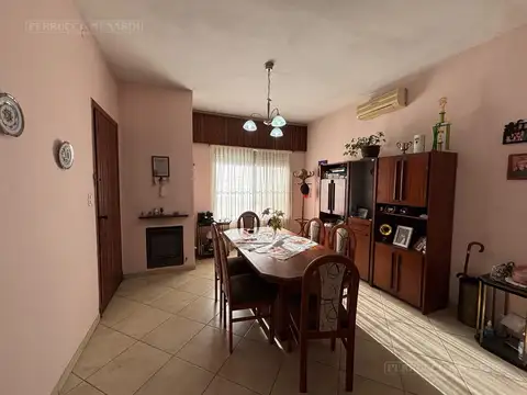 Casa 4 ambientes con 2 baños