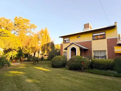 Se vende quinta c/imponente jardin en B° Los Pinos