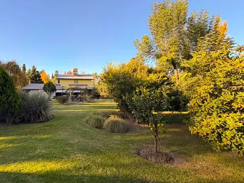Se vende quinta c/imponente jardin en B° Los Pinos