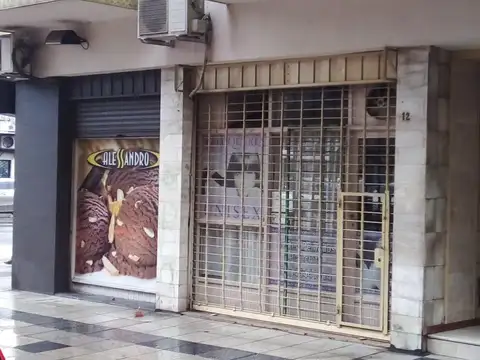 LOCAL A MTS DE AV RIVADAVIA