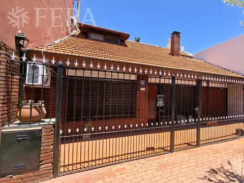 Venta casa 5 ambientes con cochera y jardín en Wilde