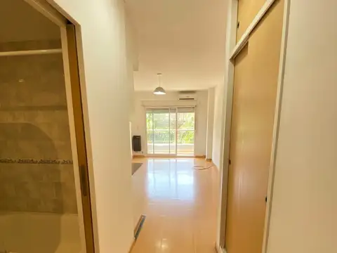1 AMB,35 MTS. TOT,CTFTE C/BALCÓN,MUY LUMINOSO,PLACARD,BAÑO COMP, EDIF C/ PILETA,SUM,EXC. UBICACIÓN!