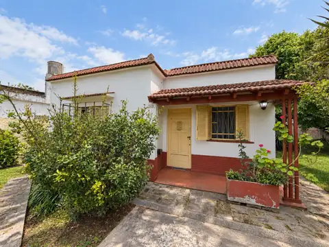 Casa de 3 ambientes en venta L. Guillon con Jardin