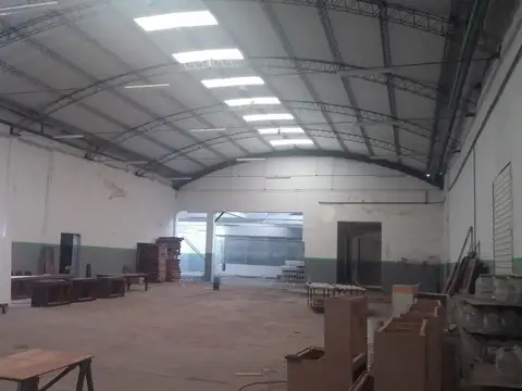 EXCELENTE NAVE INDUSTRIAL REFACCIONADA! Muy buena ubicación.