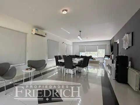 Casa en Venta con 6 cocheras