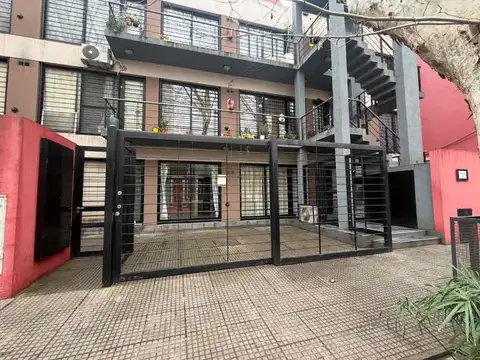 Departamento en Alquiler de 2 Ambientes con entrada para auto en Bernal Centro