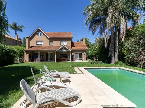 Casa en Venta con 3 cocheras