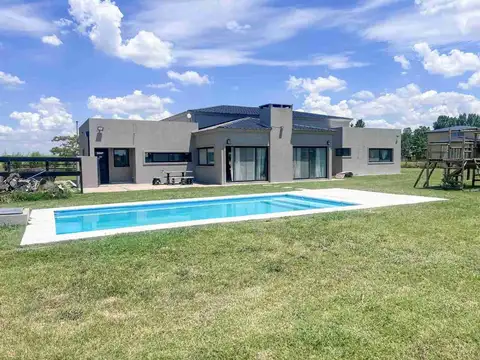 VENTA CASA 5 AMBIENTES PILETA