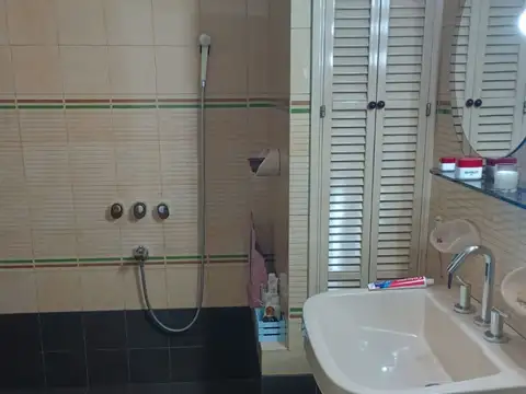 Hermosa casa 4 ambientes con piscina. Lote 320 m2.