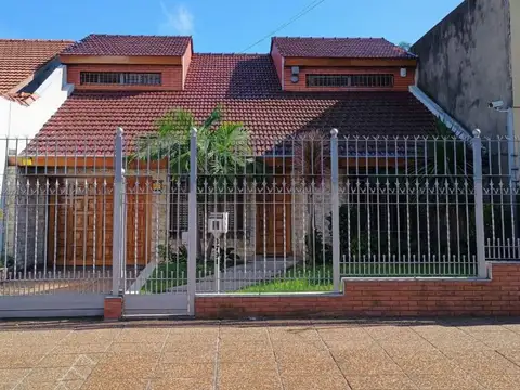 Hermosa casa 4 ambientes con piscina. Lote 320 m2.