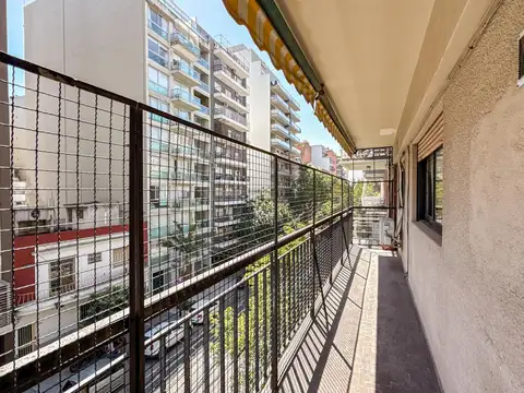 Venta de departamento APTO CREDITO Villa Urquiza 4 ambientes con cochera y balcón al frente