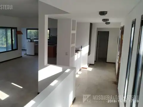 Casa en Venta con 4 cocheras