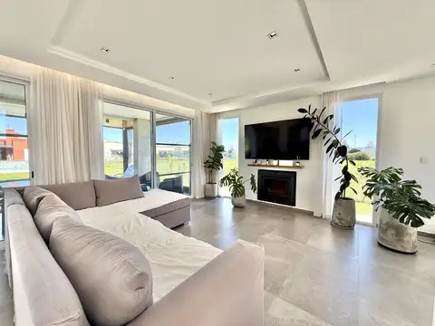 Casa en Venta con 2 cocheras