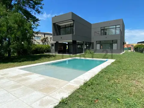 CASA CON PILETA PARQUIZADA