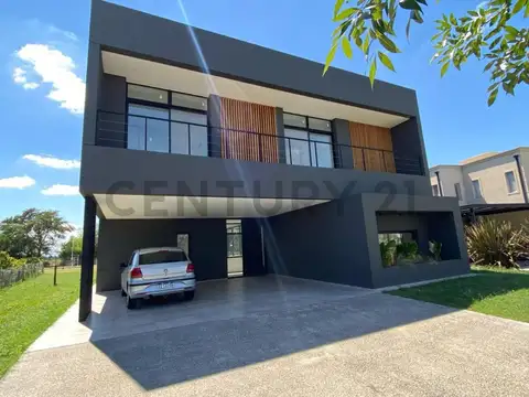 CASA CON PILETA PARQUIZADA