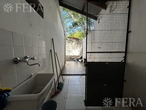 Casa de 4 ambientes con jardin y fondo en Wilde