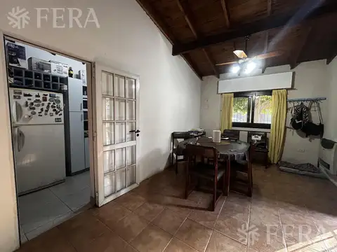 Casa de 4 ambientes con jardin y fondo en Wilde