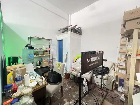 Amplio local con posibilidad de construir departamentos en PA