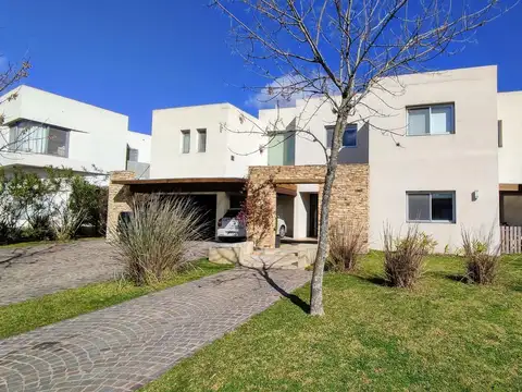 Casa 7 ambientes con 6 baños