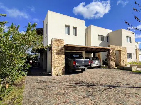 Casa en Venta con 7 cocheras