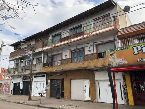 Amplia propiedad a la venta con locales y departamentos.