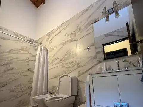 Casa 4 ambientes con 2 baños