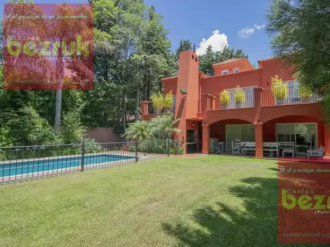 Casa de 5 ambientes con dependencia de servicio en venta, en Martínez.