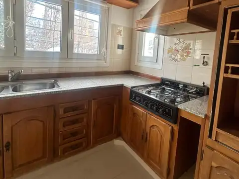 Casa 8 ambientes con 2 baños