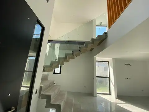 Casa en Venta en Miralagos, USD 295.000