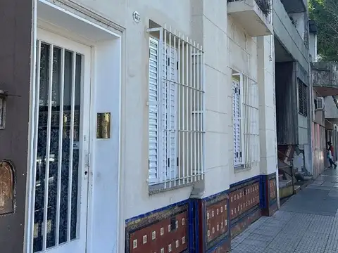 Hermoso 3 ambientes con balcon y patio. Refac. a nuevo.