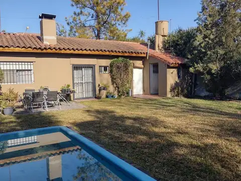 VENTA CASA 4 ambientes, garaje, PILETA y QUINCHO