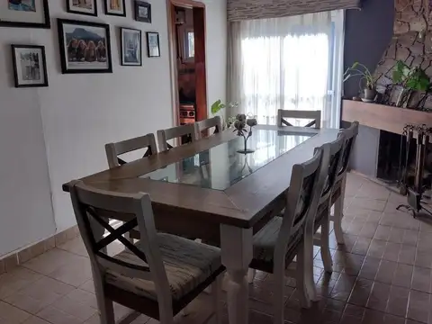 VENTA CASA 4 ambientes, garaje, PILETA y QUINCHO