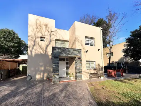 VENTA HERMOSA CASA 4 AMB CONDOMINIO VILLA UDAONDO
