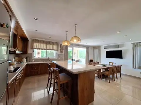 Casa 5 ambientes con 3 baños