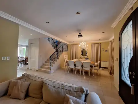 Casa en Venta con 4 cocheras