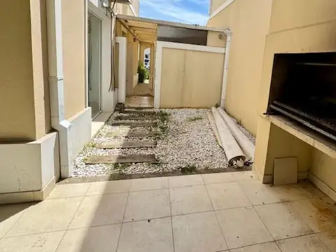 Casa en Alquiler con 3 cocheras