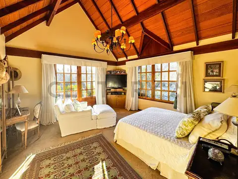 Casa estilo inglés sobre 3 lotes quincho huéspedes y vista al golf