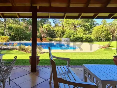 Casa estilo inglés sobre 3 lotes quincho huéspedes y vista al golf