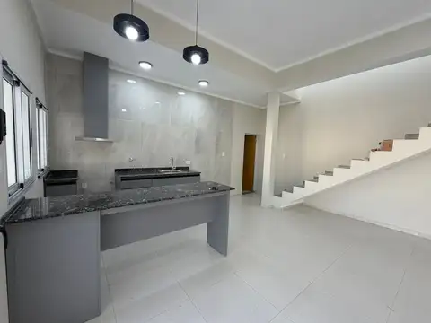 Casa en Alquiler con 2 cocheras