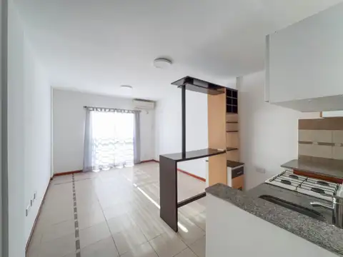 Monoambiente en alquiler, cocina con barra, luminoso, abasto
