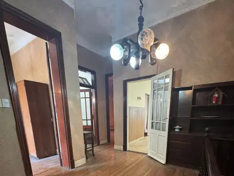 Casa 8 ambientes con 2 baños