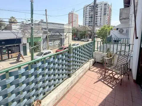 PH en alquiler con balcón y patio 3 amb. Sobre Hipólito Yrigoyen a 2 cuadra Santa Fe! Gran ubicacion