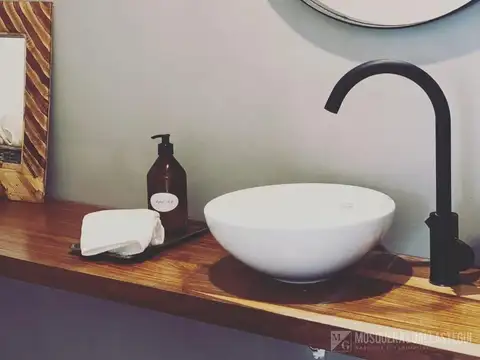 Casa en Alquiler con 4 cocheras